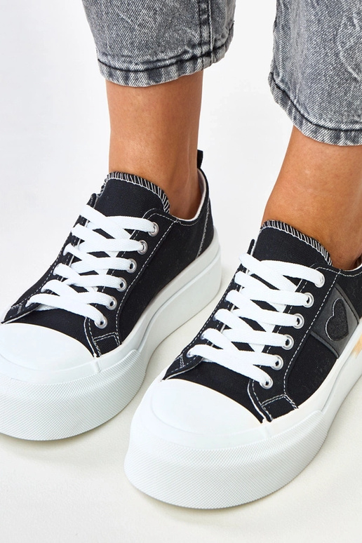 Melni sporta kurpju modeļi uz...