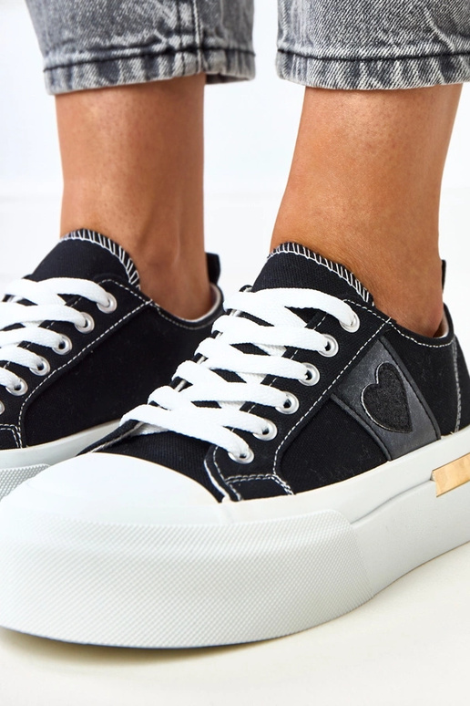 Melni sporta kurpju modeļi uz...