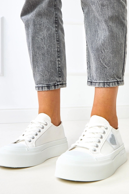 Baltas sporta kurpju modeļi uz...