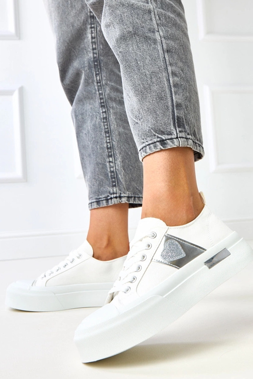 Baltas sporta kurpju modeļi uz...