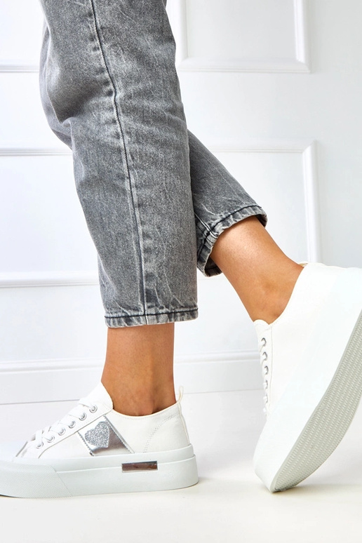 Baltas sporta kurpju modeļi uz...