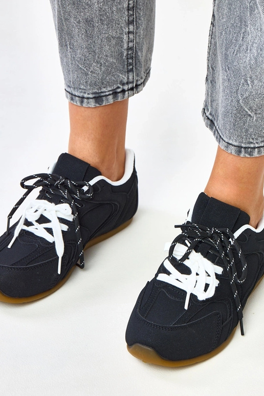 Melni sporta apavi ar divkāršiem... Melni sporta apavi ar divkāršiem...