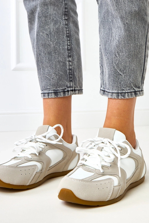 Balti-smilšu krāsas sporta apavi ar... Balti-smilšu krāsas sporta apavi ar...