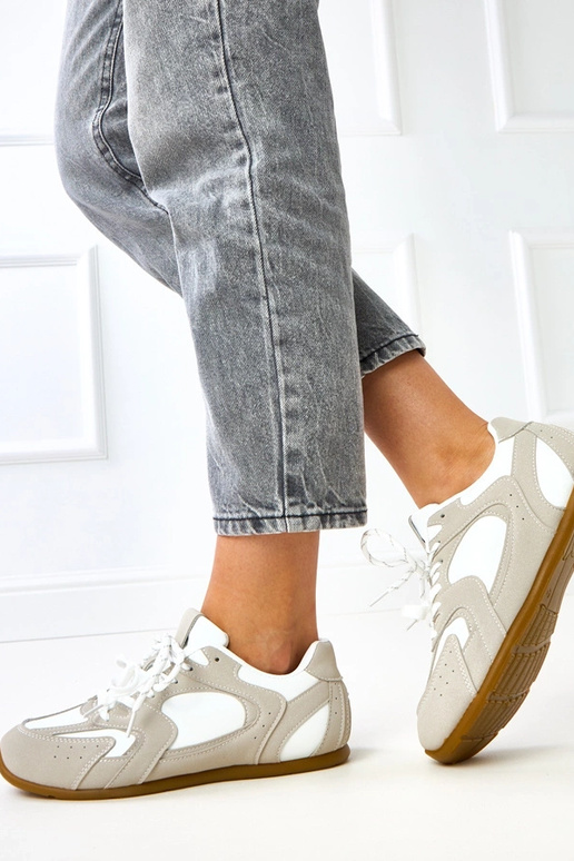 Balti-smilšu krāsas sporta apavi ar... Balti-smilšu krāsas sporta apavi ar...