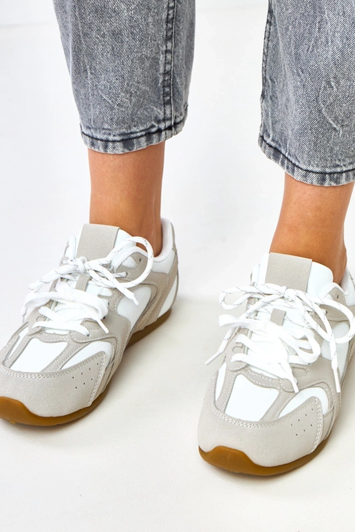 Balti-smilšu krāsas sporta apavi ar... Balti-smilšu krāsas sporta apavi ar...