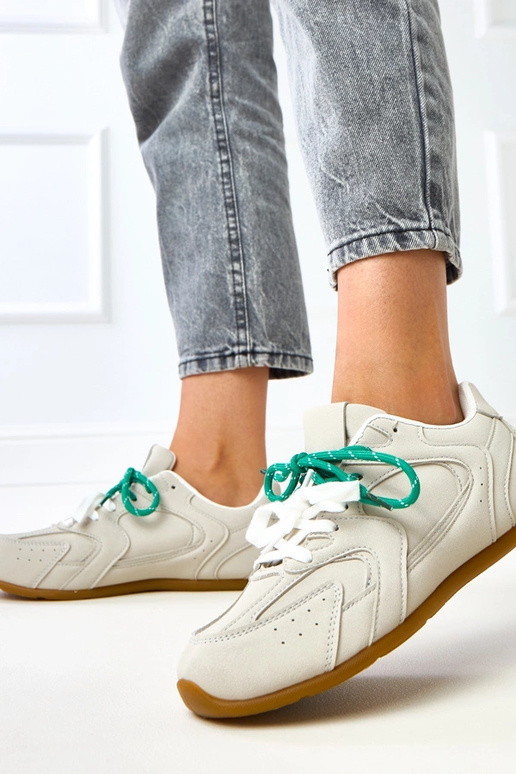 Pelēki sporta apavi ar divkāršiem... Pelēki sporta apavi ar divkāršiem...