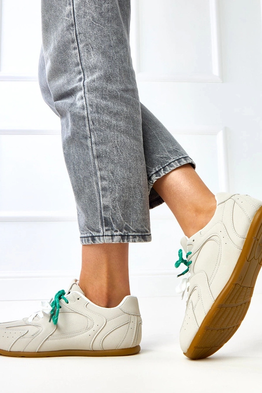 Pelēki sporta apavi ar divkāršiem... Pelēki sporta apavi ar divkāršiem...