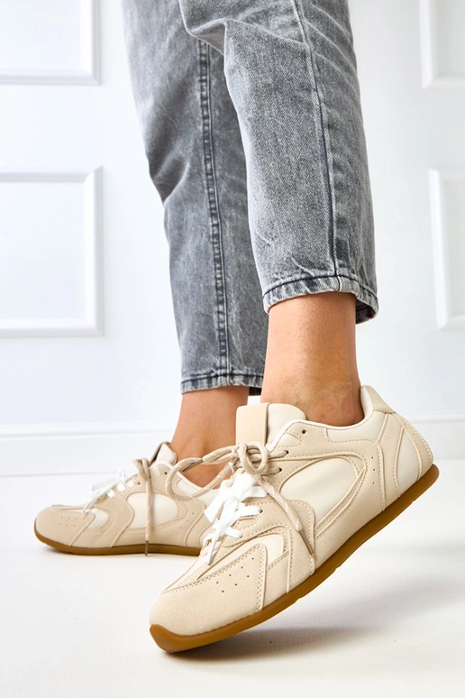 Smilšu krāsas sporta apavi ar... Smilšu krāsas sporta apavi ar...