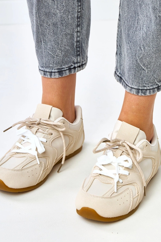 Smilšu krāsas sporta apavi ar... Smilšu krāsas sporta apavi ar...