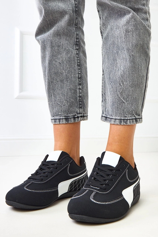 Melni sporta apavi ar baltiem... Melni sporta apavi ar baltiem...