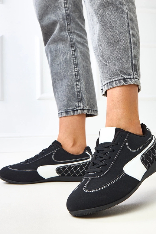 Melni sporta apavi ar baltiem... Melni sporta apavi ar baltiem...