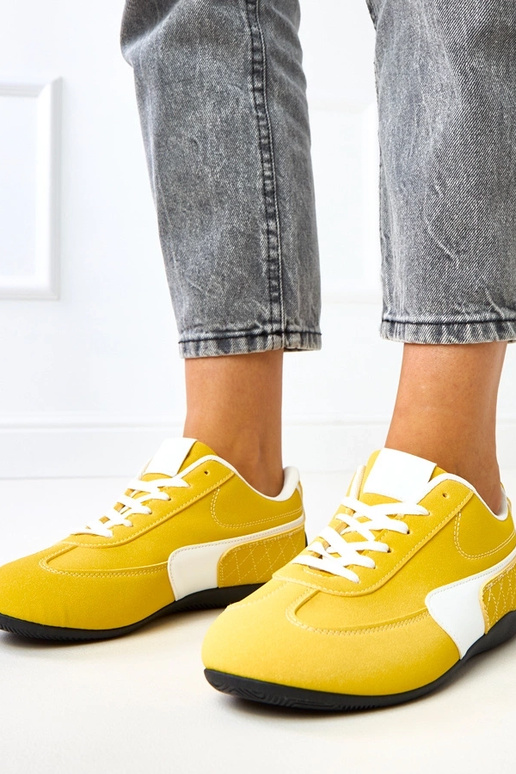 Dzelteni sporta apavi ar baltiem... Dzelteni sporta apavi ar baltiem...