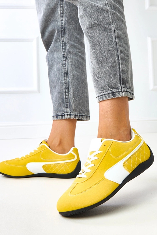 Dzelteni sporta apavi ar baltiem... Dzelteni sporta apavi ar baltiem...