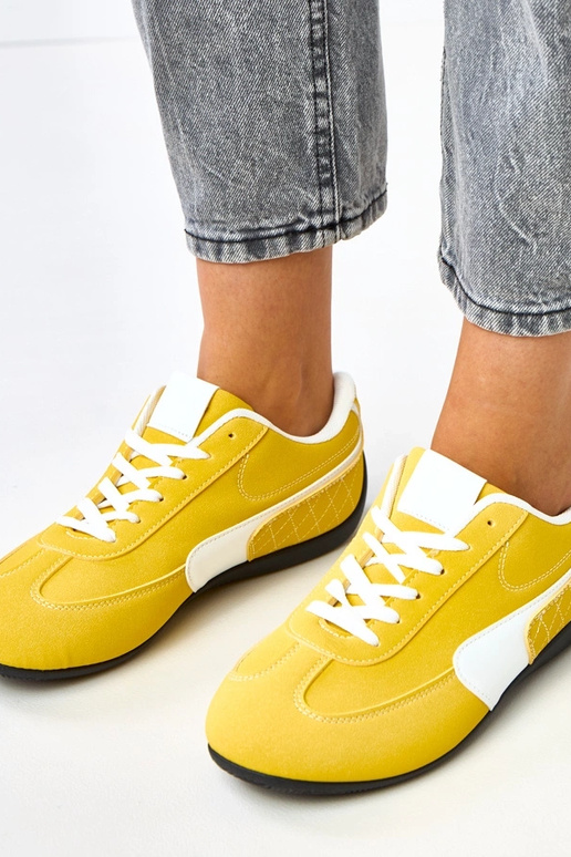 Dzelteni sporta apavi ar baltiem... Dzelteni sporta apavi ar baltiem...