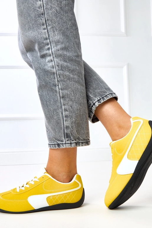 Dzelteni sporta apavi ar baltiem... Dzelteni sporta apavi ar baltiem...