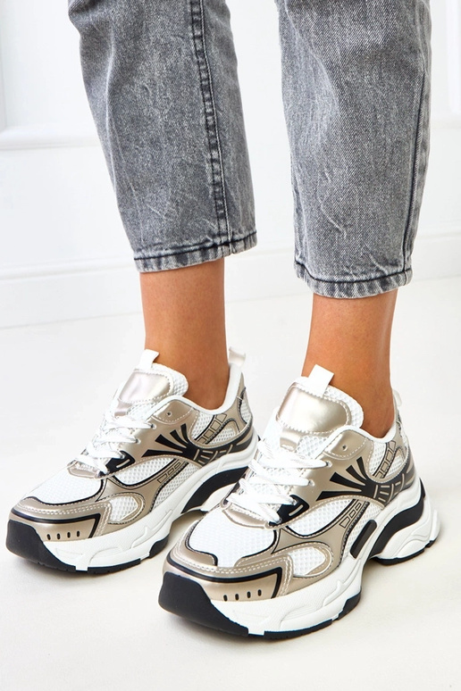 Zelta sporta apavi uz masīva pamatnes... Zelta sporta apavi uz masīva pamatnes...