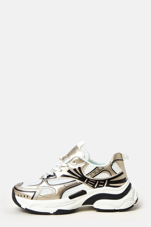 Zelta sporta apavi uz masīva pamatnes... Zelta sporta apavi uz masīva pamatnes...