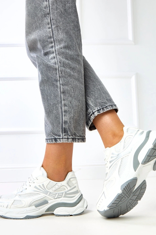 Balti sporta apavi uz masīva pamatnes... Balti sporta apavi uz masīva pamatnes...