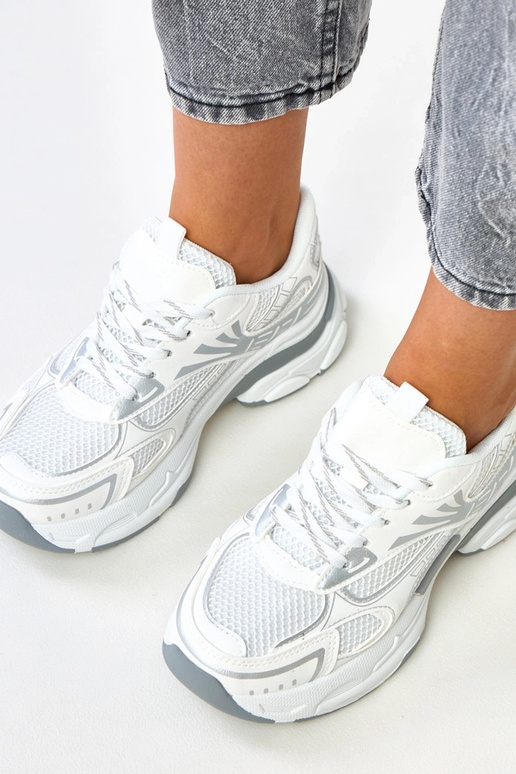 Balti sporta apavi uz masīva pamatnes... Balti sporta apavi uz masīva pamatnes...