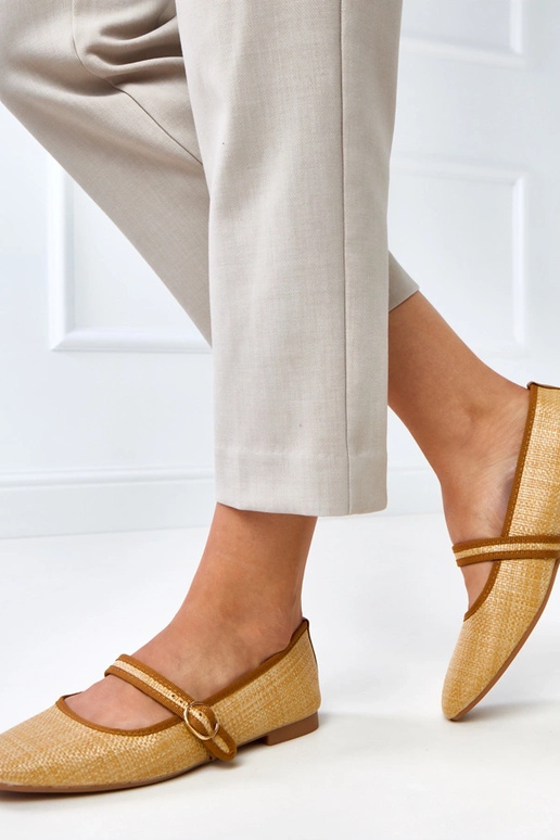 Brūnas pinētās balerīnas ar sprādzi... Brūnas pinētās balerīnas ar sprādzi...