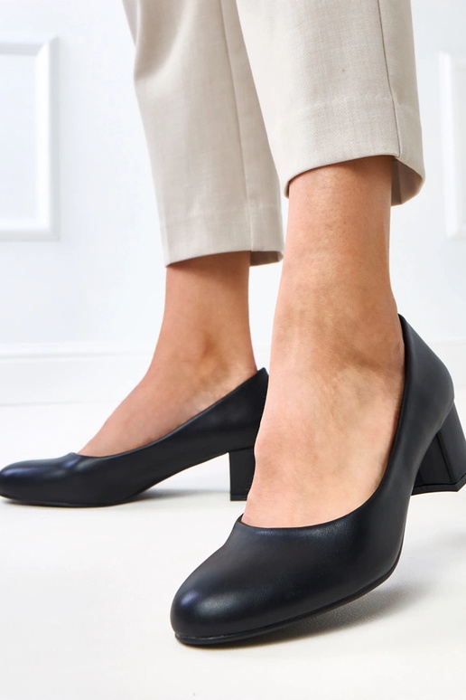 Melni klasiskie zemu papēžu apavi Mavise