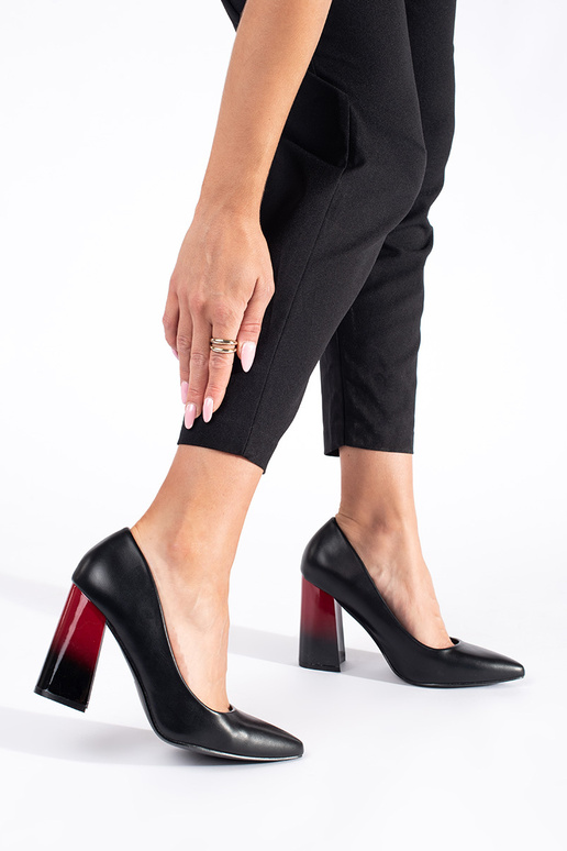 melnas krāsas puszābaki uz augsta staba