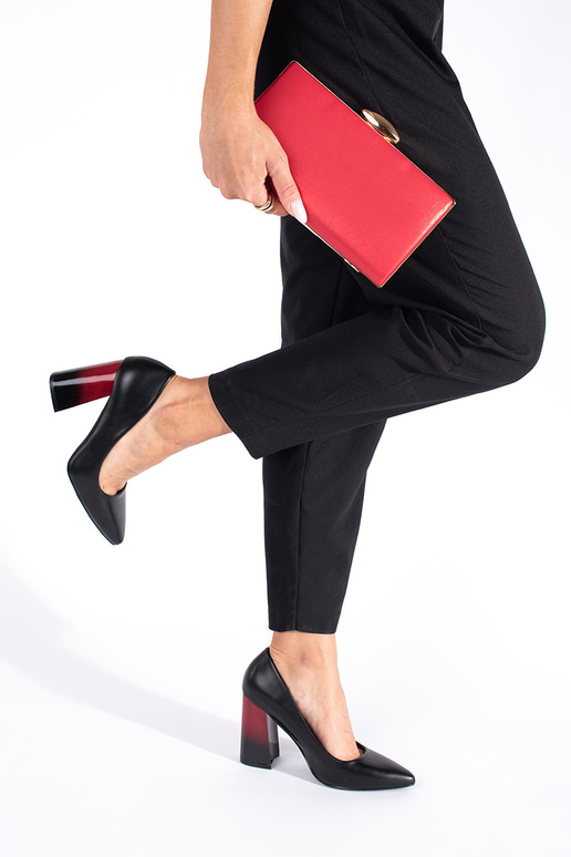 melnas krāsas puszābaki uz augsta staba