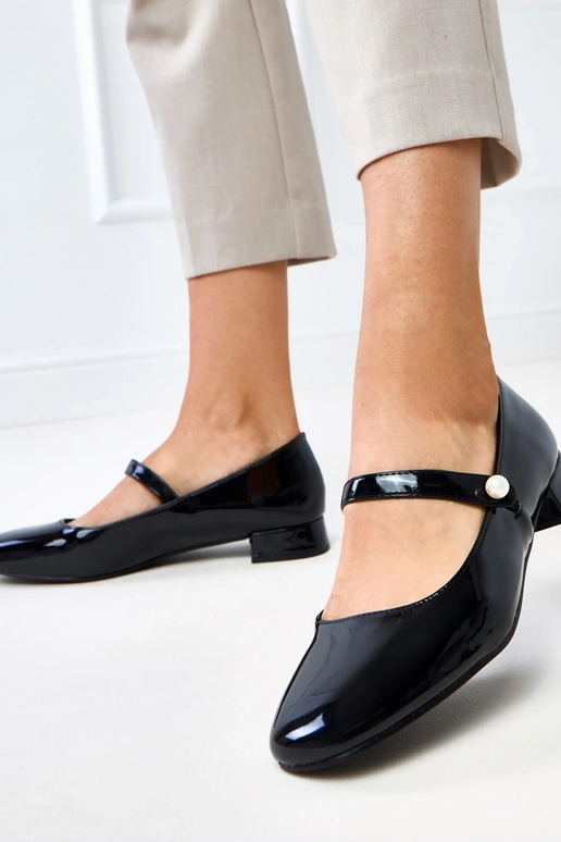 Melnas lakotas augstpapēžu kurpes ar...