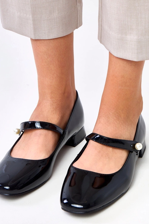 Melnas lakotas augstpapēžu kurpes ar...