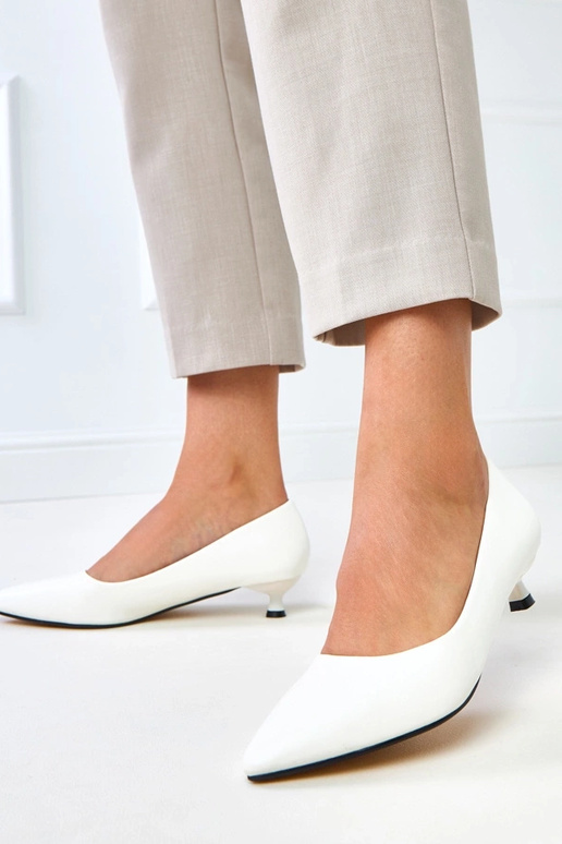 Baltas kurpes uz zema papēža, Louise