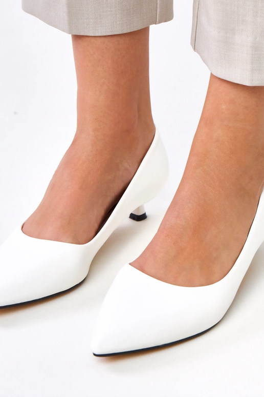 Baltas kurpes uz zema papēža, Louise