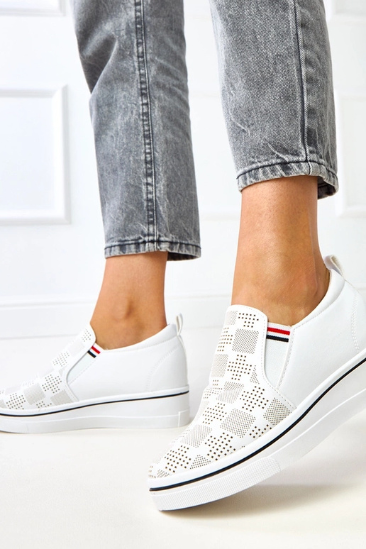 Baltas caurspīdīgas kedas uz... Baltas caurspīdīgas kedas uz...