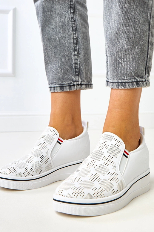 Baltas caurspīdīgas kedas uz... Baltas caurspīdīgas kedas uz...