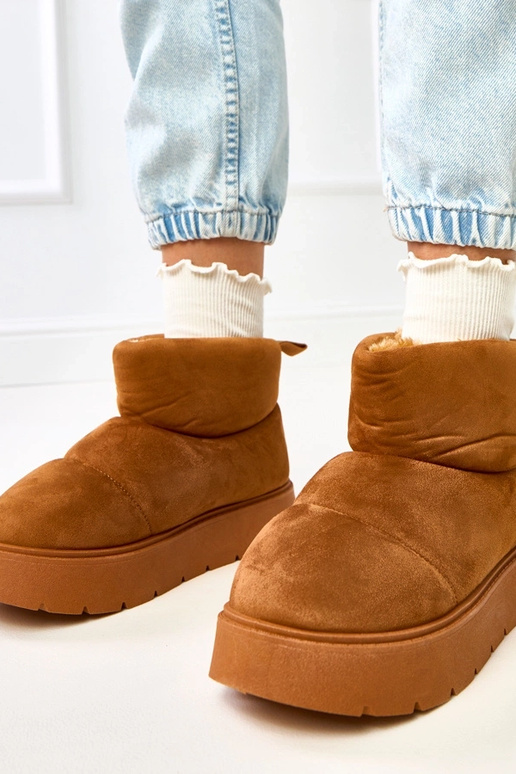 Brūni siltie sniega zābaki uz...