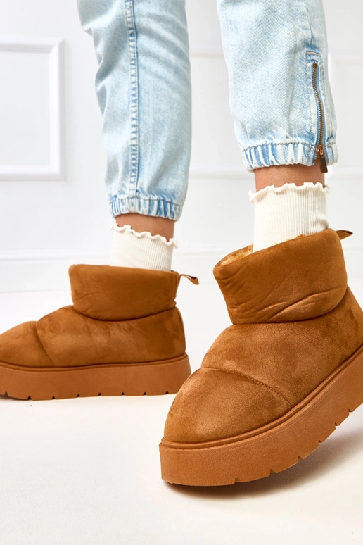 Brūni siltie sniega zābaki uz...