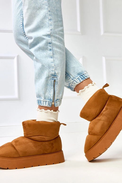 Brūni siltie sniega zābaki uz...