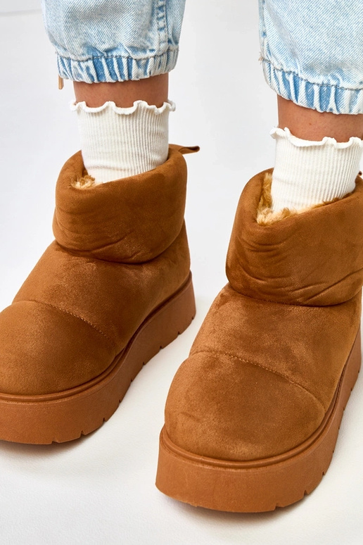 Brūni siltie sniega zābaki uz...