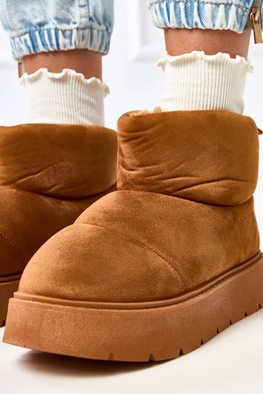 Brūni siltie sniega zābaki uz...