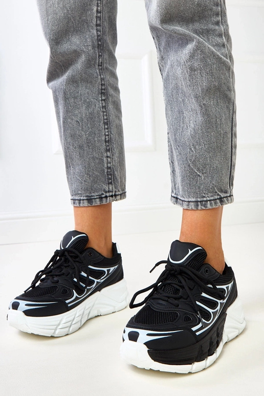 Melnas sporta kurpes uz masīvas...