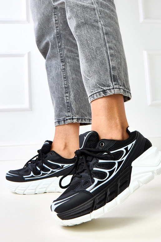 Melnas sporta kurpes uz masīvas...