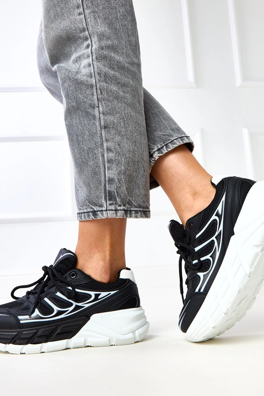 Melnas sporta kurpes uz masīvas...