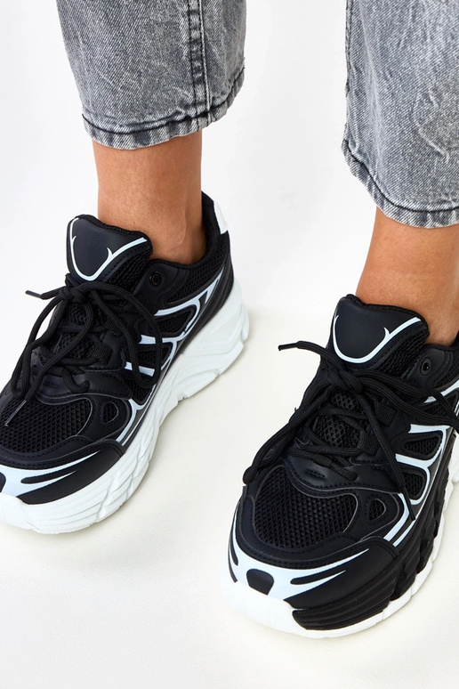 Melnas sporta kurpes uz masīvas...