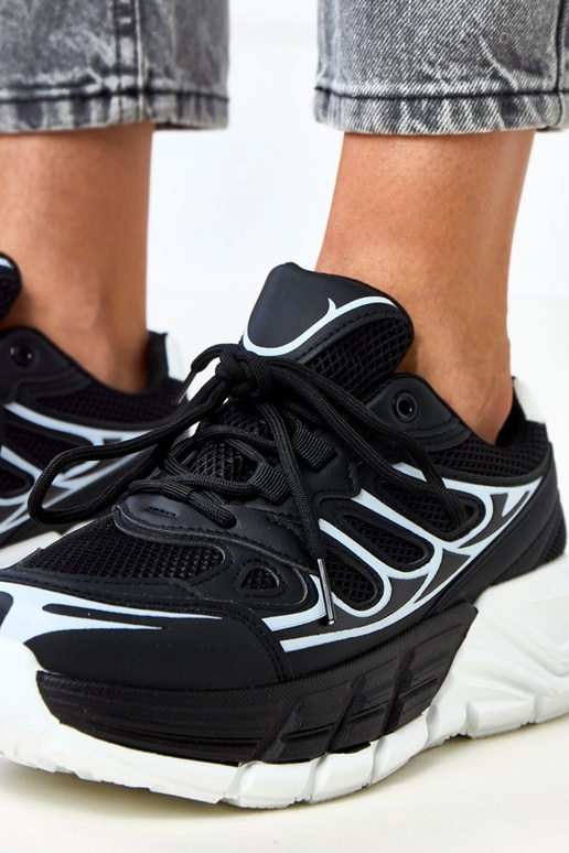 Melnas sporta kurpes uz masīvas...