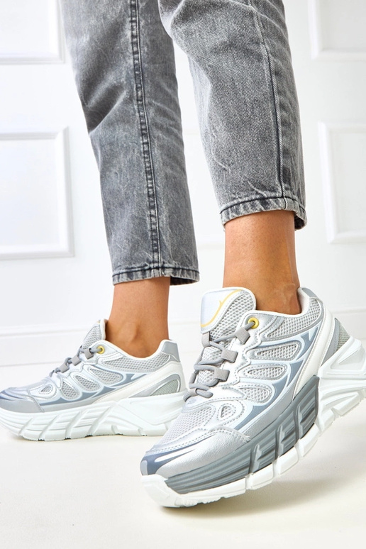 Sudrabināti sporta apavi uz masīva...