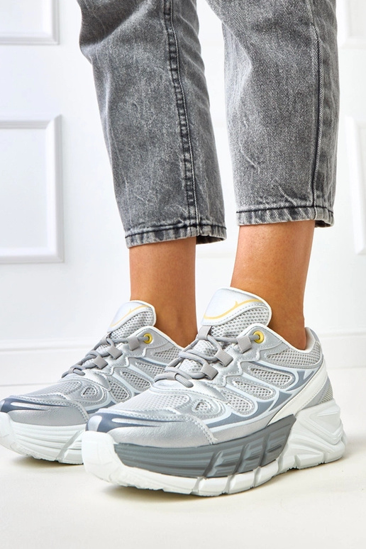 Sudrabināti sporta apavi uz masīva...