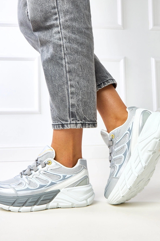 Sudrabināti sporta apavi uz masīva...