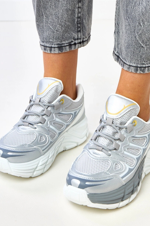 Sudrabināti sporta apavi uz masīva...