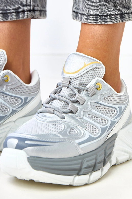 Sudrabināti sporta apavi uz masīva...