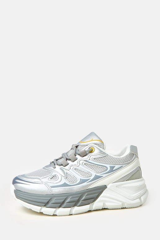 Sudrabināti sporta apavi uz masīva...