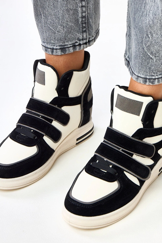 Augsti melnbalti sporta apavi ar...